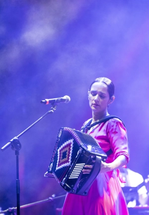 presentación de Julieta Venegas y Camila Guevara llenan de pop el Patio Central de Conde Duque