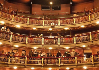 palcos del interior de un teatro con gente de pie