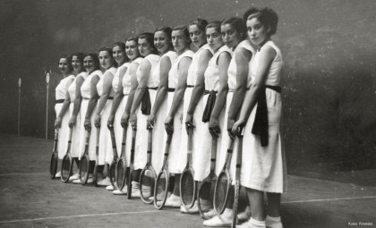 Raquetistas (Women Racquet Players)