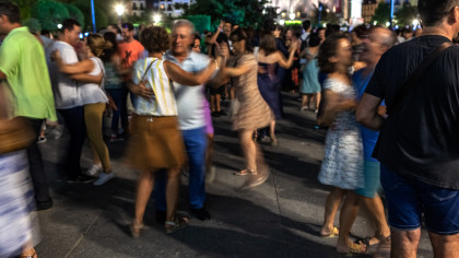 gente bailando en la calle