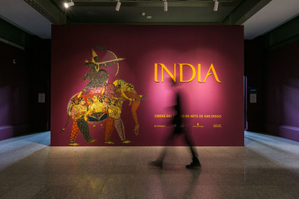 interior de la exposición India, panel con la imagen delaexposición, interior de una sala, figura de una persona pasado por delante del cartel