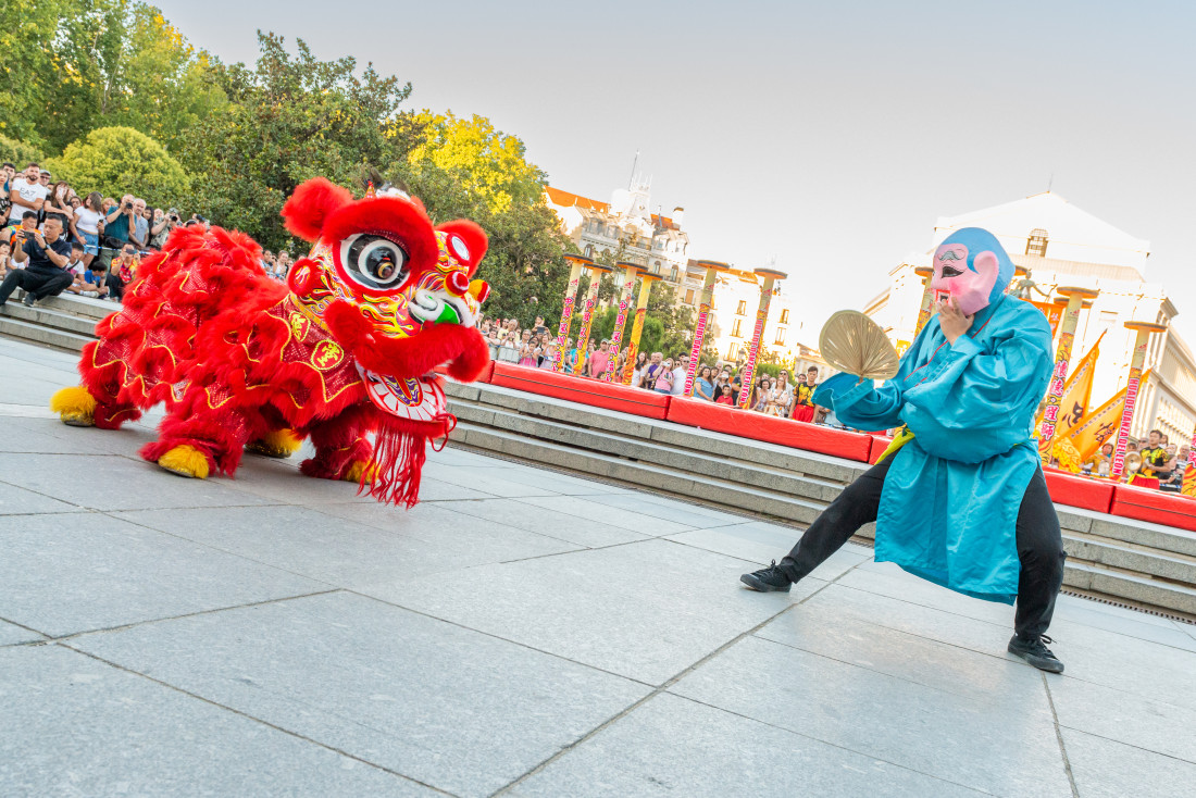 Danza del León "Doble Suerte" de la Compañía de Danza del León y Artes Marciales Huaide de Fuyong de Shenzhen