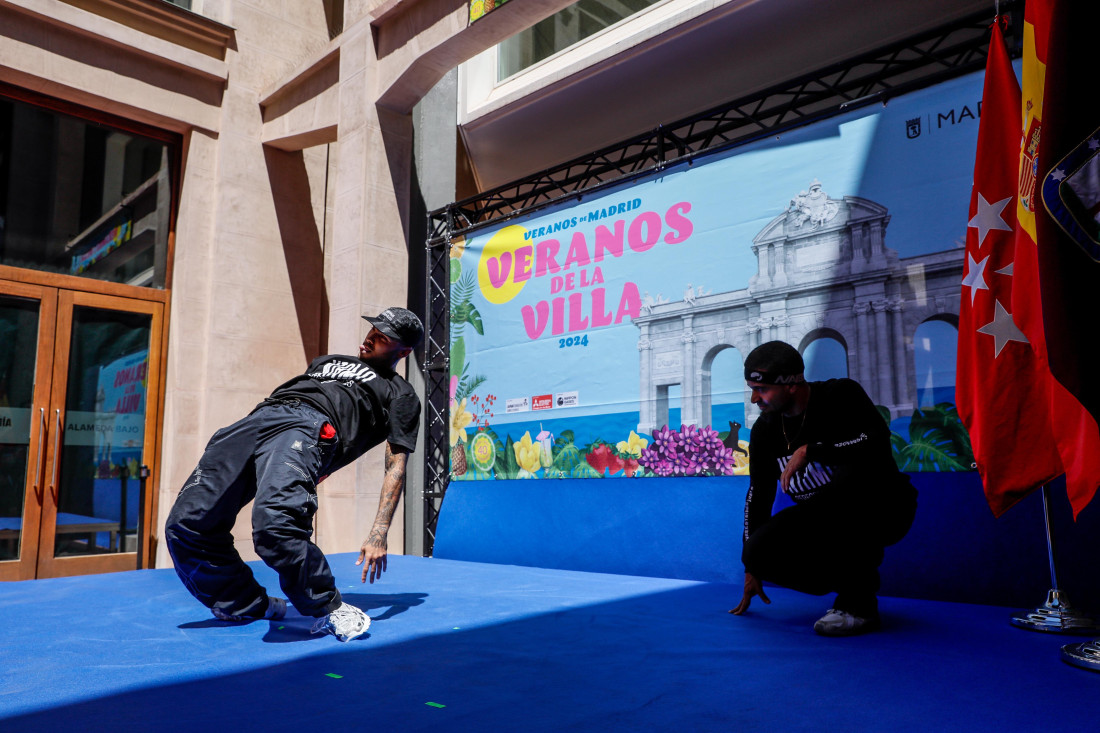 B-Boy Grazy y B-Boy Clav, de la compañía de breaking Ntamo Performance, durante su actuación en la presentación de Veranos de la Villa.